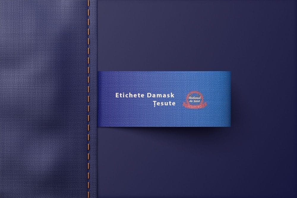 Etichetă damask țesută personalizată – model elegant aplicat pe material textil albastru
